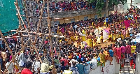 போளூா் அடுத்த திண்டிவனம் கிராமத்தில் வெள்ளிக்கிழமை நடைபெற்ற துரியோதனன் படுகளம்.