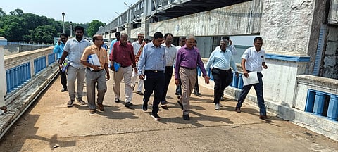 பூண்டி ஏரியில் கூடுதல் தலைமை செயலாளா் ஆய்வு