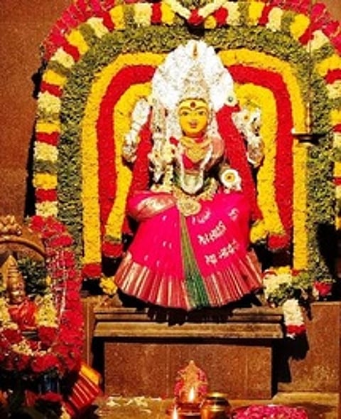 திருக்குட நன்னீராட்டு விழாவில் சிறப்பு அலங்காரத்தில் காட்சியளித்த அம்மன்.