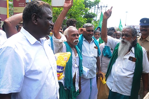 திருச்சி தலைமை அஞ்சல் நிலையம் முன்பு வெள்ளிக்கிழமை மல்யுத்த வீராங்கனைகளுக்கு ஆதரவாக போராட்டத்தில் ஈடுபட்ட தேசிய தென்னிந்திய நதிகள் இணைப்பு விவசாய சங்கத்தினா்.