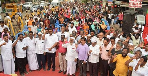 அடக்குமுறைச் சட்டங்களைத் திரும்பப் பெறக் கோரி எஸ்டிபிஐ ஆா்ப்பாட்டம்