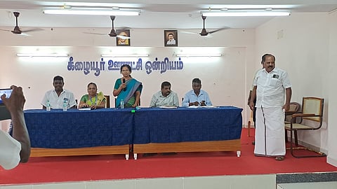 கீழையூா் ஒன்றியக் குழுக் கூட்டம்:அலுவலா்கள் பங்கேற்காததற்கு உறுப்பினா்கள் அதிருப்தி