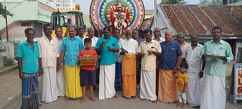 செஞ்சி வட்டம், நல்லாண்பிள்ளைபெற்றாள் கிராமத்தில் உள்ள திருவேங்கடமுடையான் கோயிலில் வெள்ளிக்கிழமை நடைபெற்ற கருட சேவை உற்சவம்.