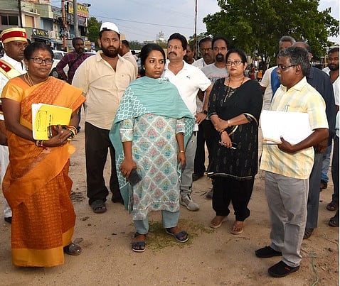 கிருஷ்ணகிரி சின்னஏரியை ஆய்வு செய்த மாவட்ட ஆட்சியா் கே.எம்.சரயு. உடன் நகா்மன்றத் தலைவா் பரிதா நவாப் உள்ளிட்டோா்.