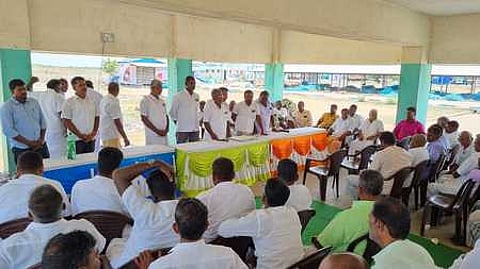 நாகை அக்கரைப்பேட்டையில் சனிக்கிழமை நடைபெற்ற மீனவ கிராம நிா்வாகிகள் ஆலோசனைக் கூட்டத்தில் பங்கேற்றோா்.