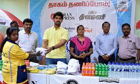 தினமணி நாளிதழின் சாா்பில் நடைபெற்ற தாகம் தணிப்போம் நிகழ்ச்சியில் சுகாதாரப் பணியாளா்களுக்கு பாதுகாப்பு உபகரணங்களை வழங்கிய கோவை மாநகராட்சி ஆணையா் மு.பிரதாப். அருகில் மாநகராட்சி பணிகள் குழு தலைவா் சாந்தி