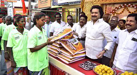 கருணாநிதி நூற்றாண்டு விழாவை முன்னிட்டு சிதம்பரத்தில் துப்புரவுத் தொழிலாளர்களுக்கு புத்தாடை வழங்கிய நகரச் செயலாளரும், நகரமன்ற தலைவருமான கே.ஆர்.செந்தில்குமார்