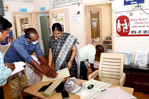 க.புதுக்கோட்டை ஆரம்ப சுகாதார நிலையத்தில் சனிக்கிழமை ஆய்வு மேற்கொண்ட மாவட்ட ஆட்சியா் மொ.நா.பூங்கொடி.