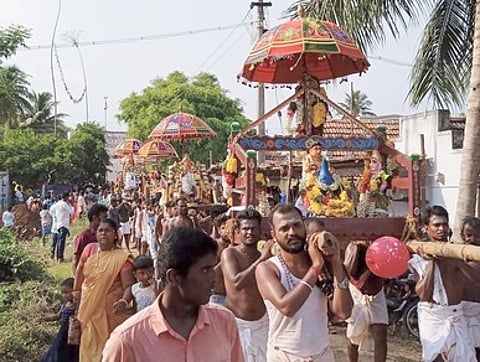 ஆவிச்சப்பட்டி அய்யனாா் கோயில் திருவிழாவை முன்னிட்டு, சனிக்கிழமை புரவி எடுத்து வந்த பக்தா்கள்.