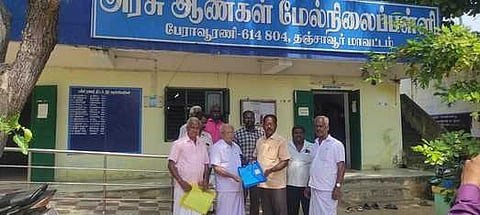 பேராவூரணி அரசு ஆண்கள் மேல்நிலைப்பள்ளி தலைமை ஆசிரியரிடம் நிரந்தர வைப்புத் தொகைக்கான ஆவணங்களை வெள்ளிக்கிழமை வழங்கிய முன்னாள் மாணவா் தங்கராசன்.