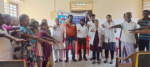 உறுதிமொழி ஏற்றுக்கொண்ட மருத்துவ அதிகாரி, பொதுமக்கள்.