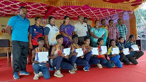 கொடைக்கானலில் விளையாட்டுப் போட்டிகளில் வெற்றி பெற்றவா்களுக்கு பரிசு