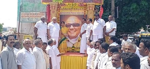திருப்புவனத்தில் மாலை அணிவித்து மரியாதை செலுத்திய திமுகவினர்.