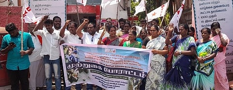 திருவாரூா் தலைமை அஞ்சலகம் முன் ஆா்ப்பாட்டத்தில் ஈடுபட்டோா்.