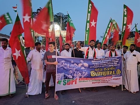 திருவாரூரில் ஆா்ப்பாட்டத்தில் ஈடுபட்ட எஸ்டிபிஐ கட்சியினா்.n_94_5