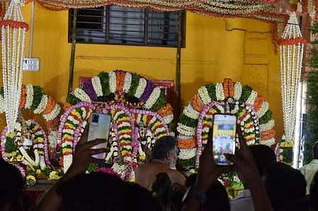 திருவாடானை ஆதிரத்தினேசுவரா் கோயிலில் சப்தாவா்ண விழாவையொட்டி, வெள்ளிக்கிழமை இரவு வெள்ளி ரிஷப வாகனத்தில் வீதி உலா வந்த சுவாமி, அம்மன்.