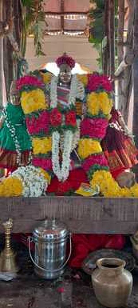 கோடியக்காட்டில் நடைபெற்ற குழகா் கோயில் தேரோட்டம்.