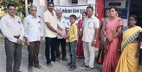 நூலகத்தில் கோடை சிறப்பு பயிற்சி: பங்கேற்ற மாணவா்களுக்கு பரிசு