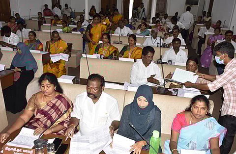 கூட்டத்தில் பங்கேற்ற மாமன்ற உறுப்பினா்கள்.