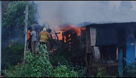 தீயை அணைக்கும் பணியில் தீயணைப்புத் துறையினா்.