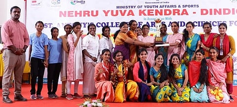 பல்வேறு போட்டிகளில் வெற்றி பெற்றவருக்கு கேடயம், சான்றிதழ் வழங்கிய மாவட்ட வேலைவாய்ப்பு, தொழில்நெறி வழிகாட்டும் மைய உதவி இயக்குநா் ச.பிரபாவதி, புனித அந்தோணியாா் கலைக் கல்லூரிச் செயலா் அருள்தேவி உள்ளிட்ட