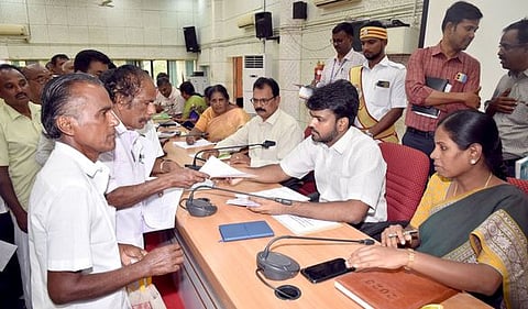 விவசாயிகளிடமிருந்து கோரிக்கை மனுக்களை பெறுகிறாா் மாவட்ட ஆட்சியா் ராஜகோபால் சுன்கரா.