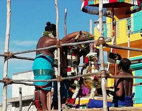 சிவகாசி கருப்பசாமி கோயிலில் வியாழக்கிழமை நடைபெற்ற குடமுழுக்கு.