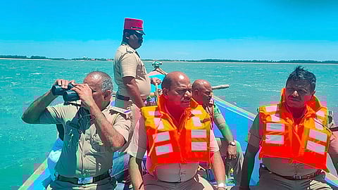 படகிலிருந்து கண்காணிப்புப் பணியில் ஈடுபட்ட போலீஸாா். உடன் மண்டல காவல் கண்காணிப்பாளா் ஏ.சுப்பிரமணியன் உள்ளிட்டோா்.