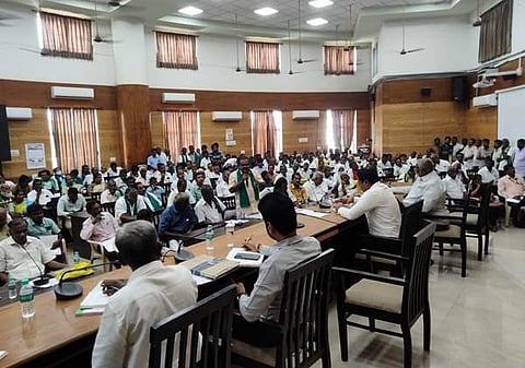 திருப்பூர் மாவட்ட ஆட்சியர் அலுவலகத்தில் வெள்ளிக்கிழமை நடைபெற்ற விவசாயிகளுக்கான குறைகேட்புக் கூட்டத்தில் பேசுகிறார் மாவட்ட ஆட்சியர் தா.கிறிஸ்துராஜ்.