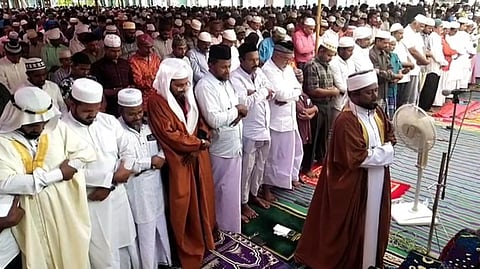 தூத்துக்குடி ஈத்கா மைதானத்தில் நடைபெற்ற பக்ரீத் சிறப்புத் தொழுகையில் பங்கேற்றோா்.