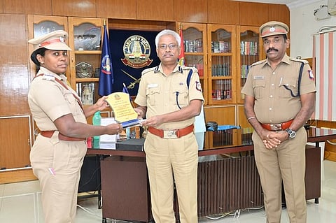 திருநெல்வேலி மாநகர காவல் ஆணையரிடம் வாழ்த்து பெறுகிறாா் காவல் ஆய்வாளா் சுப்புலட்சுமி.