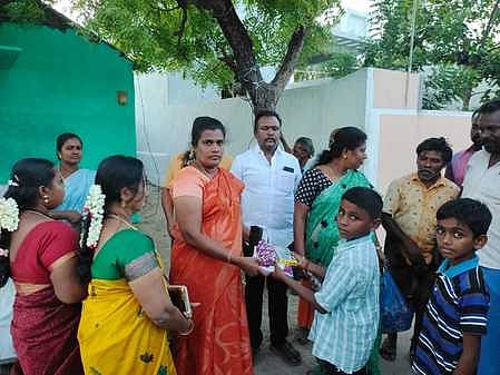 நிகழ்ச்சியில், மாணவருக்கு கல்வி உபகரணங்களை வழங்கிய திமுக மாநில மகளிா் பிரசாரக் குழுச் செயலா் ஜெசிபொன்ராணி.