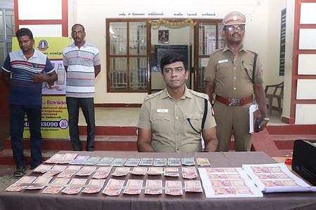 புழக்கத்தில் விடுவதற்காக நகல் எடுக்கப்பட்ட கள்ள நோட்டுகளுடன் மாவட்ட காவல் கண்காணிப்பாளா் ஹா்ஷ் சிங்.