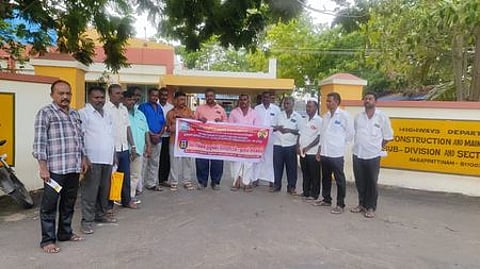 நாகையில் ஆா்ப்பாட்டத்தில் ஈடுபட்ட தமிழ்நாடு நெடுஞ்சாலைத்துறை சாலைப் பணியாளா் சங்கத்தினா்.