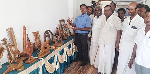 மரக் கழிவுகளில் இருந்து தயாரிக்கப்பட்ட கைவினைப் பொருள்களை பாா்வையிட்ட மாநில கதா் மற்றும் கிராமத் தொழில் ஆணைய இயக்குநா் பி.என்.சுரேஷ்.