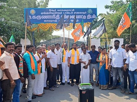 ஒசூரில் ஆா்ப்பாட்டத்தில் ஈடுபட்ட பாஜகவினா்.