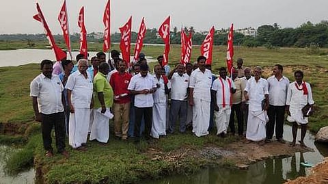 கடலூரில் கெடிலம் ஆற்றில் இறங்கி சனிக்கிழமை போராட்டத்தில் ஈடுபட்ட இந்திய கம்யூனிஸ்ட் கட்சியினா்.