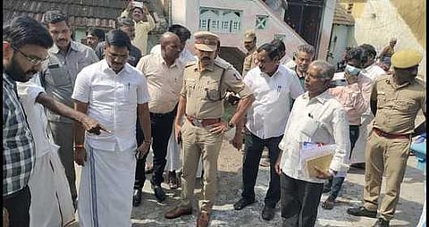 பெண்ணாடத்தில் தூய்மைப் பணியாளா் பாபு வேலை செய்த இடத்தில் சனிக்கிழமை ஆய்வு செய்த தேசிய தூய்மைப் பணியாளா் ஆணையத் தலைவா் எம்.வெங்கடேசன். உடன் மாவட்ட ஆட்சியா் அ.அருண் தம்புராஜ், மாவட்ட எஸ்.பி. ராஜாராம் உள