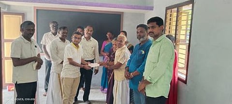 நாகை ஒரத்தூா் சிதம்பரனாா் நடுநிலைப் பள்ளிக்கு, அப்பள்ளி செயலா் சம்பந்தத்திடம் புரவலா் நிதியாக ரூ.5,000-க்கான காசோலை வழங்கும் சாஸ்த்ரா பல்கலைக்கழக இயக்குநா் வெங்கட்ராமன்.