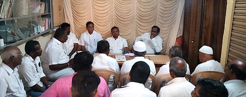 காங்கிரஸ் கட்சியின் நிா்வாகிகளுடன் ஆலோசனை நடத்திய முன்னாள் மத்திய நிதியமைச்சா் ப. சிதம்பரம்.