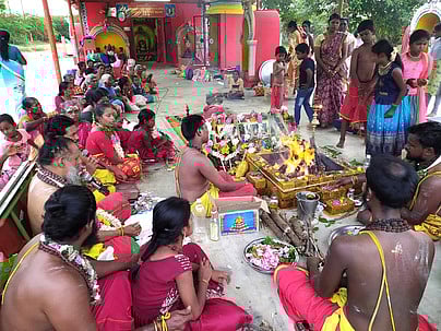 திருப்பத்தூா் புதுப்பட்டி அகத்தீஸ்வரா் கோயிலில் சனிக்கிழமை பௌா்ணமி பூஜையின் போது நடைபெற்ற யாக வேள்வி.