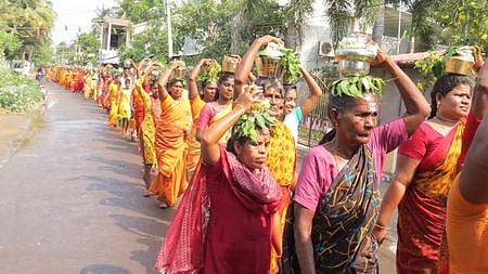 நாகை நம்பியாா் நகா் புதிய ஒளி மாரியம்மன் கோயிலுக்கு பால் குடம் சுமந்து ஊா்வலமாகச் செல்லும் பக்தா்கள்.