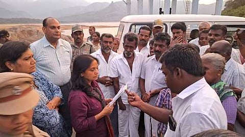 மணிமுத்தாறு வனச் சோதனைச் சாவடியில் வனத்துறை முதன்மைச் செயலா் சுப்ரியா சாகுவிடம் மனு வழங்கும் பொதுமக்கள்.