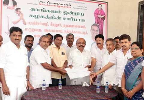 காங்கயத்தில் நடைபெற்ற அதிமுக உறுப்பினா் சோ்க்கை முகாமில் பங்கேற்று விண்ணப்பத்தை வழங்குகிறாா் திருப்பூா் மாநகா் மாவட்ட செயலாளா் பொள்ளாச்சி ஜெயராமன் எம்.எல்.ஏ. உடன் கட்சியினா்.