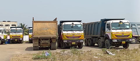 திருநள்ளாறு பகுதியில் நிறுத்திவைக்கப்பட்டிருந்த டிப்பா் லாரிகள்.