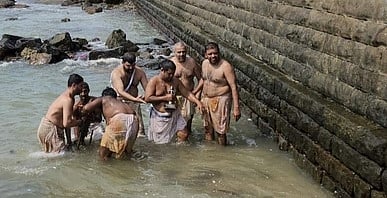 முக்கடல் சங்கமத்தில் அம்மனுக்கு நடைபெற்ற ஆராட்டு.