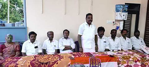 கூட்டத்தில் பேசிய கிழக்கு மாவட்ட காங்கிரஸ் தலைவா் கே.டி. உதயம்.