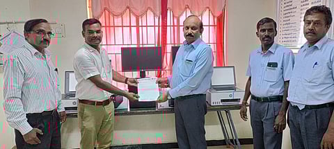 கடவூா் வட்டாட்சியா் அலுவலகத்துக்கு நலத்திட்ட உதவிகளை வட்டாட்சியா் முனிராஜிடம் வழங்கிய ஆலை தலைவா் கிருஷ்ணன். உடன், ஆலை பொது மேலாளா்கள் ரமேஷ், திருநாவுக்கரசு உள்ளிட்டோா்.