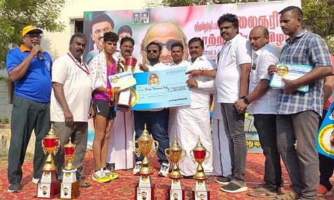 மாரத்தான் போட்டியில் முதலிடம் பிடித்த ஹரியாணா மாநில வீரா் அனில்குமாருக்கு பரிசு வழங்கிய திமுக மாவட்டச் செயலாளா் நிவேதா எம். முருகன் எம்எல்ஏ, தஞ்சாவூா் மேயா் சன்.ராமநாதன்.