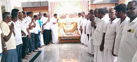 நாமக்கல்லில், கருணாநிதியின் படத்திற்கு மலா் தூவி மரியாதை செலுத்திய முன்னாள் மத்திய இணை அமைச்சா் செ.காந்திசெல்வன்.